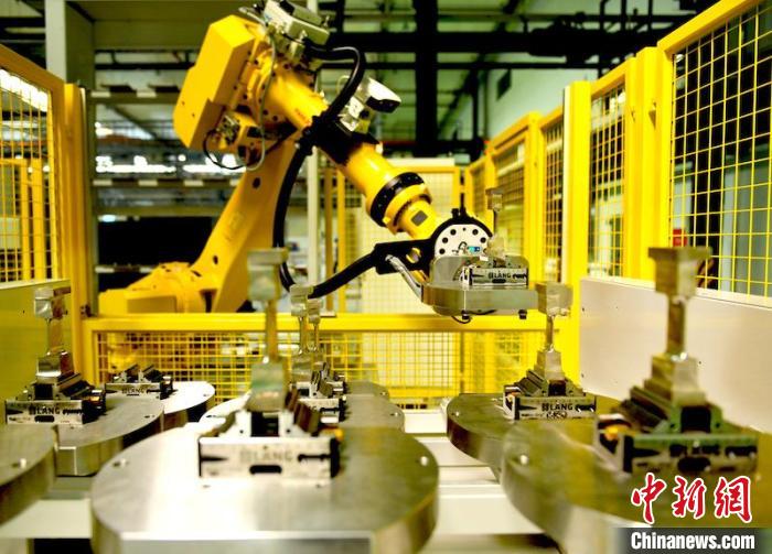 产线机器人放置完工叶片。　刘岗 摄